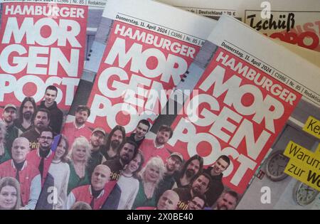 Hambourg, Allemagne. 11 avril 2024. Trois exemplaires de la dernière édition imprimée du 'Hamburger Morgenpost' (MOPO) reposent sur une table. À partir du 12 avril 2024, le 'Hamburger Morgenpost' ne sera publié que sous forme d'hebdomadaire et toujours le vendredi. Crédit : Marcus Brandt/dpa/Alamy Live News Banque D'Images