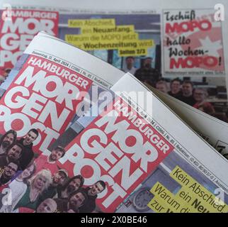 Hambourg, Allemagne. 11 avril 2024. Trois exemplaires de la dernière édition imprimée du 'Hamburger Morgenpost' (MOPO) reposent sur une table. À partir du 12 avril 2024, le 'Hamburger Morgenpost' ne sera publié que sous forme d'hebdomadaire et toujours le vendredi. Crédit : Marcus Brandt/dpa/Alamy Live News Banque D'Images