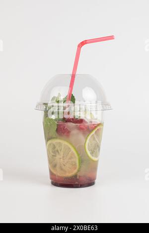 cocktails à la framboise pour aller sur fond blanc Banque D'Images