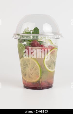 cocktails à la framboise pour aller sur fond blanc Banque D'Images