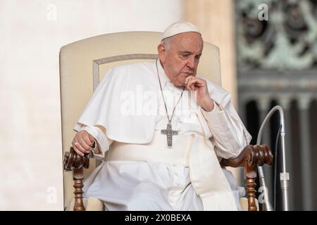 Cité du Vatican, Vatican. 10 avril 2024. Le pape François mène sa traditionnelle audience générale du mercredi. Traditionnel mercredi du Pape François audience générale en Assemblée Place Pierre dans la Cité du Vatican. Crédit : SOPA images Limited/Alamy Live News Banque D'Images