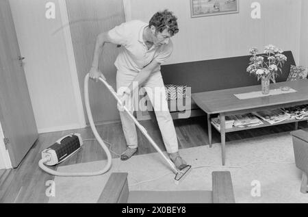 Aktuell 28-6-1973 : Trebarnsmamma på fabrikkgolvetKvinnenes kår i arbeidslivet Jofrid Jensen jobber på trikotasjefabrikken Harald Christensen A/S. I dag har fabrikken en arbeidsstokk på 70 personer, av dem 65 kvinner. Alle jobber akkord. Hun er fornøyd Med lønnen. Timelønnen til de ansatte kan på det mest ekstreme variere mellom 9 og 17 kroner timen, men det pleier ikke å ta lang tid før kvinnene arbeider i et raskt akkordtempo. Foto : ODD Ween / Aktuell / NTB ***FOTO IKKE BILDEBEHANDLET*** ce texte a été traduit automatiquement! Banque D'Images