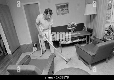 Aktuell 28-6-1973 : Trebarnsmamma på fabrikkgolvetKvinnenes kår i arbeidslivet Jofrid Jensen jobber på trikotasjefabrikken Harald Christensen A/S. I dag har fabrikken en arbeidsstokk på 70 personer, av dem 65 kvinner. Alle jobber akkord. Hun er fornøyd Med lønnen. Timelønnen til de ansatte kan på det mest ekstreme variere mellom 9 og 17 kroner timen, men det pleier ikke å ta lang tid før kvinnene arbeider i et raskt akkordtempo. Foto : ODD Ween / Aktuell / NTB ***FOTO IKKE BILDEBEHANDLET*** ce texte a été traduit automatiquement! Banque D'Images