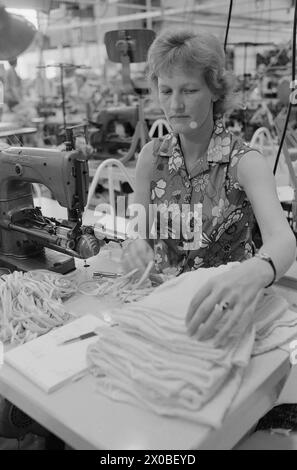 Aktuell 28-6-1973 : Trebarnsmamma på fabrikkgolvetKvinnenes kår i arbeidslivet Jofrid Jensen jobber på trikotasjefabrikken Harald Christensen A/S. I dag har fabrikken en arbeidsstokk på 70 personer, av dem 65 kvinner. Alle jobber akkord. Hun er fornøyd Med lønnen. Timelønnen til de ansatte kan på det mest ekstreme variere mellom 9 og 17 kroner timen, men det pleier ikke å ta lang tid før kvinnene arbeider i et raskt akkordtempo. Foto : ODD Ween / Aktuell / NTB ***FOTO IKKE BILDEBEHANDLET*** ce texte a été traduit automatiquement! Banque D'Images