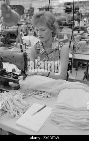 Aktuell 28-6-1973 : Trebarnsmamma på fabrikkgolvetKvinnenes kår i arbeidslivet Jofrid Jensen jobber på trikotasjefabrikken Harald Christensen A/S. I dag har fabrikken en arbeidsstokk på 70 personer, av dem 65 kvinner. Alle jobber akkord. Hun er fornøyd Med lønnen. Timelønnen til de ansatte kan på det mest ekstreme variere mellom 9 og 17 kroner timen, men det pleier ikke å ta lang tid før kvinnene arbeider i et raskt akkordtempo. Foto : ODD Ween / Aktuell / NTB ***FOTO IKKE BILDEBEHANDLET*** ce texte a été traduit automatiquement! Banque D'Images