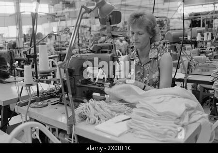 Aktuell 28-6-1973 : Trebarnsmamma på fabrikkgolvetKvinnenes kår i arbeidslivet Jofrid Jensen jobber på trikotasjefabrikken Harald Christensen A/S. I dag har fabrikken en arbeidsstokk på 70 personer, av dem 65 kvinner. Alle jobber akkord. Hun er fornøyd Med lønnen. Timelønnen til de ansatte kan på det mest ekstreme variere mellom 9 og 17 kroner timen, men det pleier ikke å ta lang tid før kvinnene arbeider i et raskt akkordtempo. Foto : ODD Ween / Aktuell / NTB ***FOTO IKKE BILDEBEHANDLET*** ce texte a été traduit automatiquement! Banque D'Images