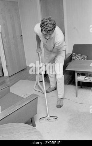 Aktuell 28-6-1973 : Trebarnsmamma på fabrikkgolvetKvinnenes kår i arbeidslivet Jofrid Jensen jobber på trikotasjefabrikken Harald Christensen A/S. I dag har fabrikken en arbeidsstokk på 70 personer, av dem 65 kvinner. Alle jobber akkord. Hun er fornøyd Med lønnen. Timelønnen til de ansatte kan på det mest ekstreme variere mellom 9 og 17 kroner timen, men det pleier ikke å ta lang tid før kvinnene arbeider i et raskt akkordtempo. Foto : ODD Ween / Aktuell / NTB ***FOTO IKKE BILDEBEHANDLET*** ce texte a été traduit automatiquement! Banque D'Images