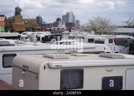 Hambourg, Allemagne. 10 avril 2024. Les camping-cars sont stationnés sur le site du camping-car au marché aux poissons sur l'Elbe dans les équipements Pauli district. Crédit : Marcus Brandt/dpa/Alamy Live News Banque D'Images