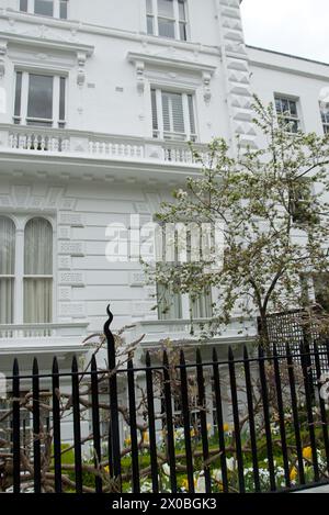 Belle maison et jardin, les Boltons, Royal Borough de Kensington et Chelsea, Londres, Royaume-Uni - l'une des rues les plus chères de Londres Banque D'Images