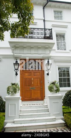 Belle maison et jardin, les Boltons, Royal Borough de Kensington et Chelsea, Londres, Royaume-Uni - l'une des rues les plus chères de Londres Banque D'Images