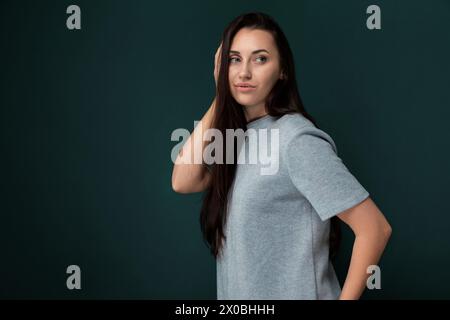 Femme debout devant un fond vert Banque D'Images