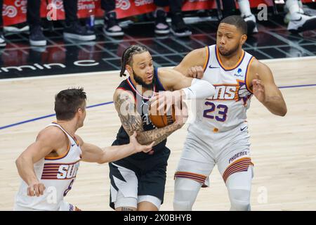 Los Angeles, États-Unis. 10 avril 2024. Amir Coffey (C) des Los Angeles Clippers se déplace entre Eric Gordon (R) des Phoenix Suns et Grayson Allen lors du match de saison régulière NBA 2023-2024 entre les Los Angeles Clippers et les Phoenix Suns à Los Angeles, États-Unis, le 10 avril 2024. Crédit : Ringo Chiu/Xinhua/Alamy Live News Banque D'Images