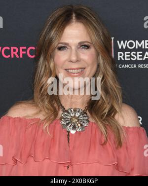 Los Angeles, États-Unis. 10 avril 2024. Rita Wilson arrive à la SOIRÉE INOUBLIABLE au profit du Fonds de recherche sur le cancer des femmes qui s'est tenue au Beverly Wilshire, Un hôtel four Seasons à Beverly Hills, CA le mercredi, ?avril 10, 2024. (Photo de Sthanlee B. Mirador/Sipa USA) crédit : Sipa USA/Alamy Live News Banque D'Images