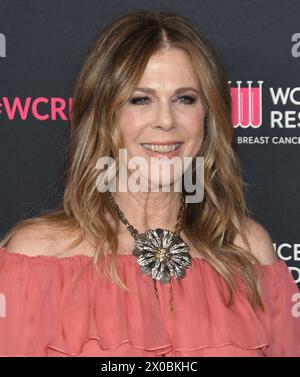 Los Angeles, États-Unis. 10 avril 2024. Rita Wilson arrive à la SOIRÉE INOUBLIABLE au profit du Fonds de recherche sur le cancer des femmes qui s'est tenue au Beverly Wilshire, Un hôtel four Seasons à Beverly Hills, CA le mercredi, ?avril 10, 2024. (Photo de Sthanlee B. Mirador/Sipa USA) crédit : Sipa USA/Alamy Live News Banque D'Images