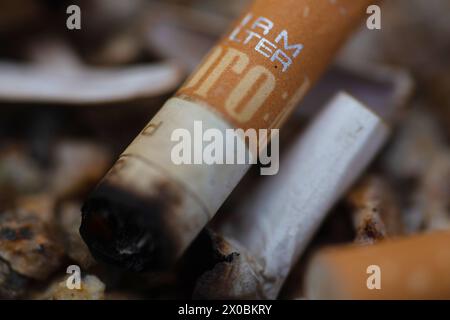 Berlin, Allemagne. 11 avril 2024. Les mégots de cigarettes sont couchés dans un cendrier. Crédit : Fernando Gutierrez-Juarez/dpa/Alamy Live News Banque D'Images