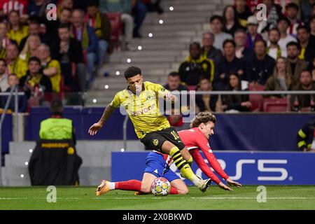 Madrid, Espagne. 10 avril 2024. Jadon Sancho (à gauche) du Borussia Dortmund et Antoine Griezmann (à droite) de l'Atlético de Madrid lors du match de première manche de l'UEFA Champions League 2023/2024 entre l'Atlético de Madrid et le Borussia Dortmund au stade Civitas Metropolitano. Note finale : Atletico de Madrid 2 : 1 Borussia Dortmund crédit : SOPA images Limited/Alamy Live News Banque D'Images