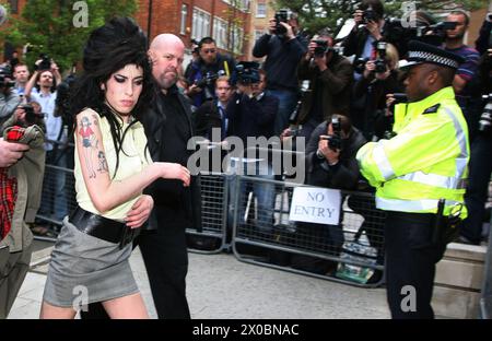 Pic Shows : Amy Winehouse arrive en tant que poste de police de Holborn 25.4.08 photo par Gavin Rodgers/Pixel 07917221968 pic gavin rodgers/pixel8000 Banque D'Images