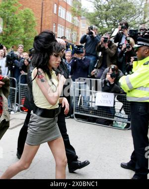 Pic Shows : Amy Winehouse arrive en tant que poste de police de Holborn 25.4.08 photo par Gavin Rodgers/Pixel 07917221968 pic gavin rodgers/pixel8000 Banque D'Images