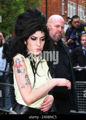 Pic Shows : Amy Winehouse arrive en tant que poste de police de Holborn 25.4.08 photo par Gavin Rodgers/Pixel 07917221968 pic gavin rodgers/pixel8000 Banque D'Images