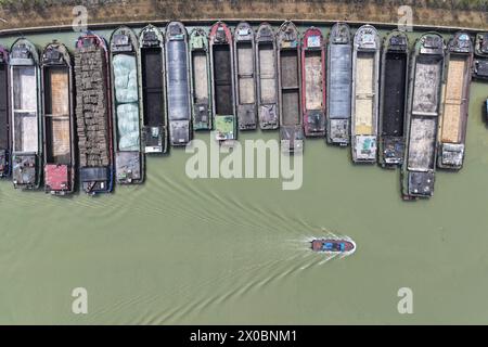 SUQIAN, CHINE - 11 AVRIL 2024 - les bateaux sont bondés le long du Grand canal Beijing-Hangzhou à Suqian, province du Jiangsu, Chine, le 11 avril 2024. Banque D'Images