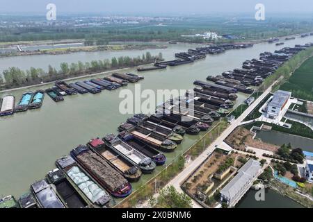 SUQIAN, CHINE - 11 AVRIL 2024 - les bateaux sont bondés le long du Grand canal Beijing-Hangzhou à Suqian, province du Jiangsu, Chine, le 11 avril 2024. Banque D'Images