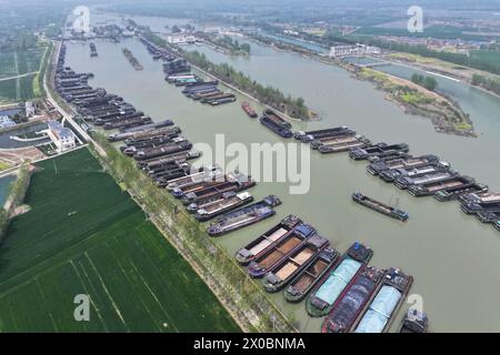 SUQIAN, CHINE - 11 AVRIL 2024 - les bateaux sont bondés le long du Grand canal Beijing-Hangzhou à Suqian, province du Jiangsu, Chine, le 11 avril 2024. Banque D'Images