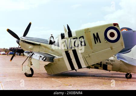 Fairey Firefly AS5 WB271 ancien avion de chasse embarqué de la seconde Guerre mondiale et avion anti-sous-marin qui était principalement exploité par la British Royal Navy Fleet Air Arm (FAA). Le WB271 était exploité par le Royal Navy Historic Flight. Vu au Great Warbirds Air Display à West Malling, Kent, en 1985, l'avion a commencé une période de restauration en 1997. Revenu en état de navigabilité en février 2003, l'avion s'écrase mortellement à Duxford en juillet 2003. Banque D'Images