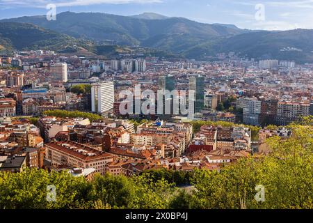 Une vue aérienne du centre-ville de Bilbao, avec les montagnes environnantes enveloppées de brume au loin. Bilbao, pays Basque, Espagne. Banque D'Images