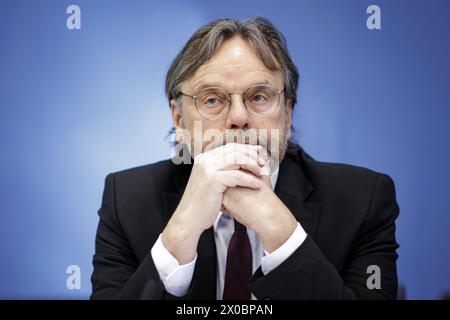 Michael Gross, Vorsitzender des Praesidiums des AWO-Bundesverbands, aufgenommen im Rahmen einer Pressekonferenz zum Thema Kuerzungen abwenden, Zukunftsinvestitionen sicherstellen : fuer einen Kurswechsel in der Finanz- und Haushaltspolitik in der Bundespressekonferenz. Berlin, 11.04.2024. Berlin Deutschland *** Michael Gross, Président du Comité exécutif de l'Association fédérale de l'OMA, s'exprimant lors d'une conférence de presse sur le thème éviter les coupes budgétaires, assurer les investissements futurs pour un changement de cap dans la politique financière et budgétaire lors de la Conférence de presse fédérale Berlin, 11 04 2024 Berlin Allemagne Copyr Banque D'Images