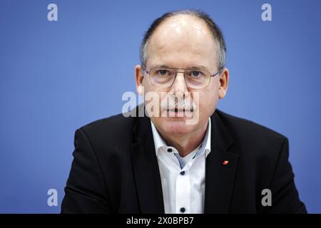 Stefan Koerzell, Mitglied des Geschaeftsfuehrenden Bundesvorstands des Deutschen Gewerkschaftsbundes DGB, aufgenommen im Rahmen einer Pressekonferenz zum Thema Kuerzungen abwenden, Zukunftsinvestitionen sicherstellen : fuer einen Kurswechsel in der Finanz- und Haushaltspolitik in der Bundespressekonferenz. Berlin, 11.04.2024. Berlin Deutschland *** Stefan Koerzell, membre du directoire de la Confédération allemande des syndicats (DGB), a enregistré lors d'une conférence de presse sur le thème de la prévention des coupures, de la garantie des investissements futurs pour un changement de cap dans la politique financière et budgétaire à l' Banque D'Images