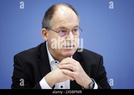 Stefan Koerzell, Mitglied des Geschaeftsfuehrenden Bundesvorstands des Deutschen Gewerkschaftsbundes DGB, aufgenommen im Rahmen einer Pressekonferenz zum Thema Kuerzungen abwenden, Zukunftsinvestitionen sicherstellen : fuer einen Kurswechsel in der Finanz- und Haushaltspolitik in der Bundespressekonferenz. Berlin, 11.04.2024. Berlin Deutschland *** Stefan Koerzell, membre du directoire de la Confédération allemande des syndicats (DGB), a enregistré lors d'une conférence de presse sur le thème de la prévention des coupures, de la garantie des investissements futurs pour un changement de cap dans la politique financière et budgétaire à l' Banque D'Images