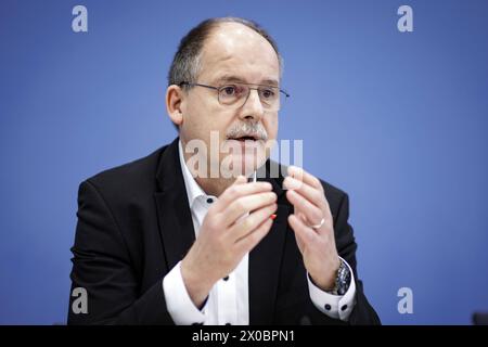 Stefan Koerzell, Mitglied des Geschaeftsfuehrenden Bundesvorstands des Deutschen Gewerkschaftsbundes DGB, aufgenommen im Rahmen einer Pressekonferenz zum Thema Kuerzungen abwenden, Zukunftsinvestitionen sicherstellen : fuer einen Kurswechsel in der Finanz- und Haushaltspolitik in der Bundespressekonferenz. Berlin, 11.04.2024. Berlin Deutschland *** Stefan Koerzell, membre du directoire de la Confédération allemande des syndicats (DGB), a enregistré lors d'une conférence de presse sur le thème de la prévention des coupures, de la garantie des investissements futurs pour un changement de cap dans la politique financière et budgétaire à l' Banque D'Images