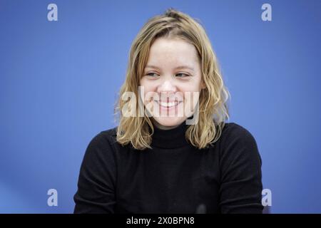 Carla Reemtsma, Fridays for future, aufgenommen im Rahmen einer Pressekonferenz zum Thema Kuerzungen abwenden, Zukunftsinvestitionen sicherstellen : fuer einen Kurswechsel in der Finanz- und Haushaltspolitik in der Bundespressekonferenz. Berlin, 11.04.2024. Berlin Deutschland *** Carla Reemtsma, Fridays for future, enregistré lors d'une conférence de presse sur le thème éviter les coupures, assurer les investissements futurs pour un changement de cap dans la politique financière et budgétaire à la Conférence de presse fédérale Berlin, 11 04 2024 Berlin Allemagne Copyright : xJaninexSchmitzxphotothek.dex Banque D'Images