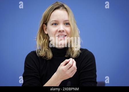 Carla Reemtsma, Fridays for future, aufgenommen im Rahmen einer Pressekonferenz zum Thema Kuerzungen abwenden, Zukunftsinvestitionen sicherstellen : fuer einen Kurswechsel in der Finanz- und Haushaltspolitik in der Bundespressekonferenz. Berlin, 11.04.2024. Berlin Deutschland *** Carla Reemtsma, Fridays for future, enregistré lors d'une conférence de presse sur le thème éviter les coupures, assurer les investissements futurs pour un changement de cap dans la politique financière et budgétaire à la Conférence de presse fédérale Berlin, 11 04 2024 Berlin Allemagne Copyright : xJaninexSchmitzxphotothek.dex Banque D'Images