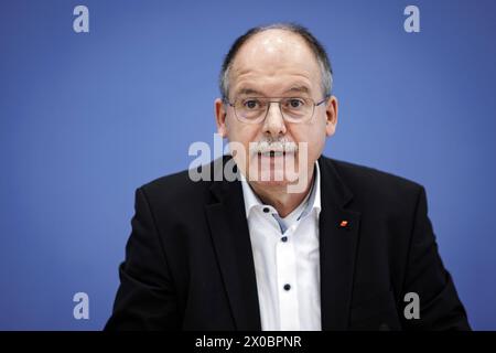 Stefan Koerzell, Mitglied des Geschaeftsfuehrenden Bundesvorstands des Deutschen Gewerkschaftsbundes DGB, aufgenommen im Rahmen einer Pressekonferenz zum Thema Kuerzungen abwenden, Zukunftsinvestitionen sicherstellen : fuer einen Kurswechsel in der Finanz- und Haushaltspolitik in der Bundespressekonferenz. Berlin, 11.04.2024. Berlin Deutschland *** Stefan Koerzell, membre du directoire de la Confédération allemande des syndicats (DGB), a enregistré lors d'une conférence de presse sur le thème de la prévention des coupures, de la garantie des investissements futurs pour un changement de cap dans la politique financière et budgétaire à l' Banque D'Images