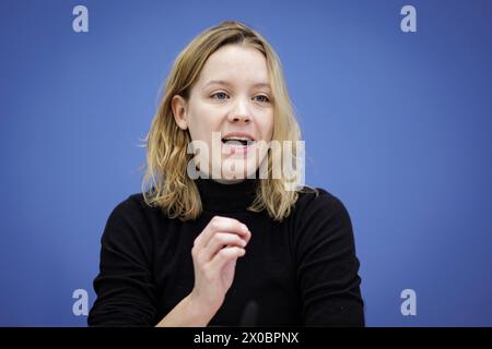 Carla Reemtsma, Fridays for future, aufgenommen im Rahmen einer Pressekonferenz zum Thema Kuerzungen abwenden, Zukunftsinvestitionen sicherstellen : fuer einen Kurswechsel in der Finanz- und Haushaltspolitik in der Bundespressekonferenz. Berlin, 11.04.2024. Berlin Deutschland *** Carla Reemtsma, Fridays for future, enregistré lors d'une conférence de presse sur le thème éviter les coupures, assurer les investissements futurs pour un changement de cap dans la politique financière et budgétaire à la Conférence de presse fédérale Berlin, 11 04 2024 Berlin Allemagne Copyright : xJaninexSchmitzxphotothek.dex Banque D'Images