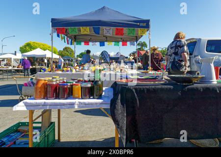 Motueka, Tasman/Nouvelle-Zélande - 26 novembre 2023 : marché du dimanche de Motueka regardant à travers un étal de confitures et de conserves sur le marché. Banque D'Images