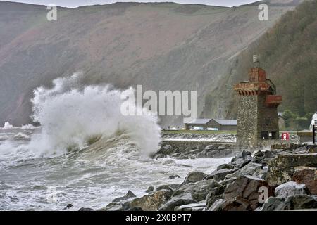 De grandes vagues de tempête s'écrasent sur les défenses du port de Lynmouth, dans le nord du Devon, alors que la tempête Kathleen provoque le chaos dans tout le Royaume-Uni. image Banque D'Images