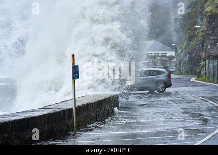 De grandes vagues de tempête s'écrasent sur les défenses portuaires et garent des voitures au port de Lynmouth dans le nord du Devon alors que la tempête Kathleen provoque le chaos, au Royaume-Uni. Banque D'Images