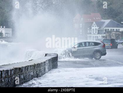 De grandes vagues de tempête s'écrasent sur les défenses portuaires et garent des voitures au port de Lynmouth dans le nord du Devon alors que la tempête Kathleen provoque le chaos, au Royaume-Uni. Banque D'Images