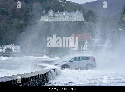 De grandes vagues de tempête s'écrasent sur les défenses portuaires et garent des voitures au port de Lynmouth dans le nord du Devon alors que la tempête Kathleen provoque le chaos, au Royaume-Uni. Banque D'Images