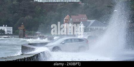 De grandes vagues de tempête s'écrasent sur les défenses portuaires et garent des voitures au port de Lynmouth dans le nord du Devon alors que la tempête Kathleen provoque le chaos, au Royaume-Uni. Banque D'Images