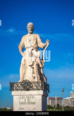 Valencia, Espagne. 11 avril 2024. Sculpture de Saint Joseph et du petit Jésus par Octavio Vicent en 1951 située sur le pont Saint Joseph sur le Turi Banque D'Images