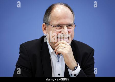 Stefan Koerzell, Mitglied des Geschaeftsfuehrenden Bundesvorstands des Deutschen Gewerkschaftsbundes DGB, aufgenommen im Rahmen einer Pressekonferenz zum Thema Kuerzungen abwenden, Zukunftsinvestitionen sicherstellen : fuer einen Kurswechsel in der Finanz- und Haushaltspolitik in der Bundespressekonferenz. Berlin, 11.04.2024. Berlin Deutschland *** Stefan Koerzell, membre du directoire de la Confédération allemande des syndicats (DGB), a enregistré lors d'une conférence de presse sur le thème de la prévention des coupures, de la garantie des investissements futurs pour un changement de cap dans la politique financière et budgétaire à l' Banque D'Images