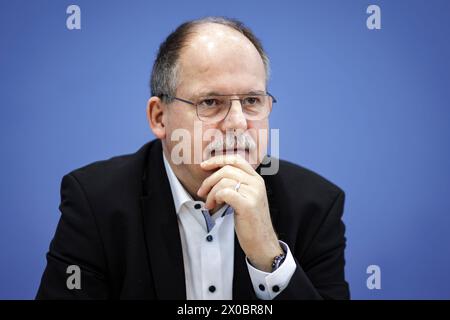 Stefan Koerzell, Mitglied des Geschaeftsfuehrenden Bundesvorstands des Deutschen Gewerkschaftsbundes DGB, aufgenommen im Rahmen einer Pressekonferenz zum Thema Kuerzungen abwenden, Zukunftsinvestitionen sicherstellen : fuer einen Kurswechsel in der Finanz- und Haushaltspolitik in der Bundespressekonferenz. Berlin, 11.04.2024. Berlin Deutschland *** Stefan Koerzell, membre du directoire de la Confédération allemande des syndicats (DGB), a enregistré lors d'une conférence de presse sur le thème de la prévention des coupures, de la garantie des investissements futurs pour un changement de cap dans la politique financière et budgétaire à l' Banque D'Images