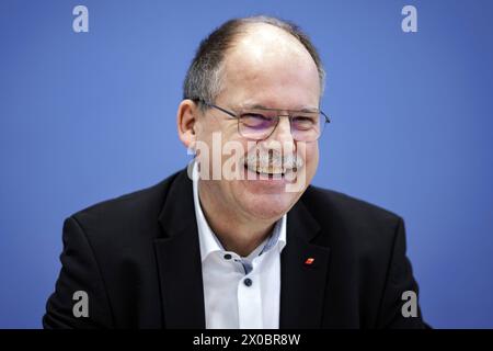 Stefan Koerzell, Mitglied des Geschaeftsfuehrenden Bundesvorstands des Deutschen Gewerkschaftsbundes DGB, aufgenommen im Rahmen einer Pressekonferenz zum Thema Kuerzungen abwenden, Zukunftsinvestitionen sicherstellen : fuer einen Kurswechsel in der Finanz- und Haushaltspolitik in der Bundespressekonferenz. Berlin, 11.04.2024. Berlin Deutschland *** Stefan Koerzell, membre du directoire de la Confédération allemande des syndicats (DGB), a enregistré lors d'une conférence de presse sur le thème de la prévention des coupures, de la garantie des investissements futurs pour un changement de cap dans la politique financière et budgétaire à l' Banque D'Images