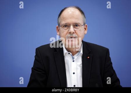 Stefan Koerzell, Mitglied des Geschaeftsfuehrenden Bundesvorstands des Deutschen Gewerkschaftsbundes DGB, aufgenommen im Rahmen einer Pressekonferenz zum Thema Kuerzungen abwenden, Zukunftsinvestitionen sicherstellen : fuer einen Kurswechsel in der Finanz- und Haushaltspolitik in der Bundespressekonferenz. Berlin, 11.04.2024. Berlin Deutschland *** Stefan Koerzell, membre du directoire de la Confédération allemande des syndicats (DGB), a enregistré lors d'une conférence de presse sur le thème de la prévention des coupures, de la garantie des investissements futurs pour un changement de cap dans la politique financière et budgétaire à l' Banque D'Images