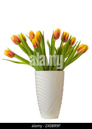 Bouquet de tulipes rouges et jaunes dans un vase isolé sur fond blanc Banque D'Images