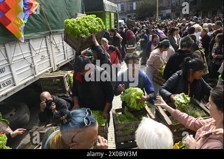 Buenos Aires, Argentine. 10 avril 2024. Un groupe de personnes remet des boîtes en bois de fruits et légumes à une foule devant le Congrès argentin à Buenos Aires. Des centaines de personnes se rassemblent devant le Congrès national argentin pour recevoir gratuitement divers fruits, légumes et plantes directement des producteurs agricoles de l’UTT (Union des travailleurs du Land) en raison de la crise économique que traverse le pays en avril. (Photo par Igor Wagner/SOPA images/SIPA USA) crédit : SIPA USA/Alamy Live News Banque D'Images