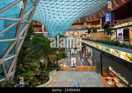 Dôme de verre massif et passerelle surélevée au-dessus du jardin intérieur au verger du Hamad International de Doha Banque D'Images